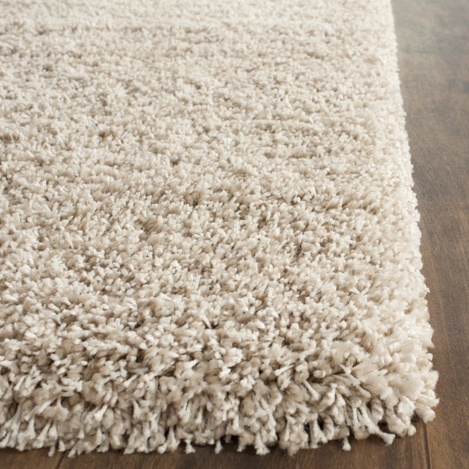 The Versatile Elegance of a White Shag
Rug