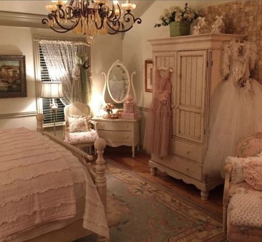 Transform Your Bedroom with Shabby Chic
Style