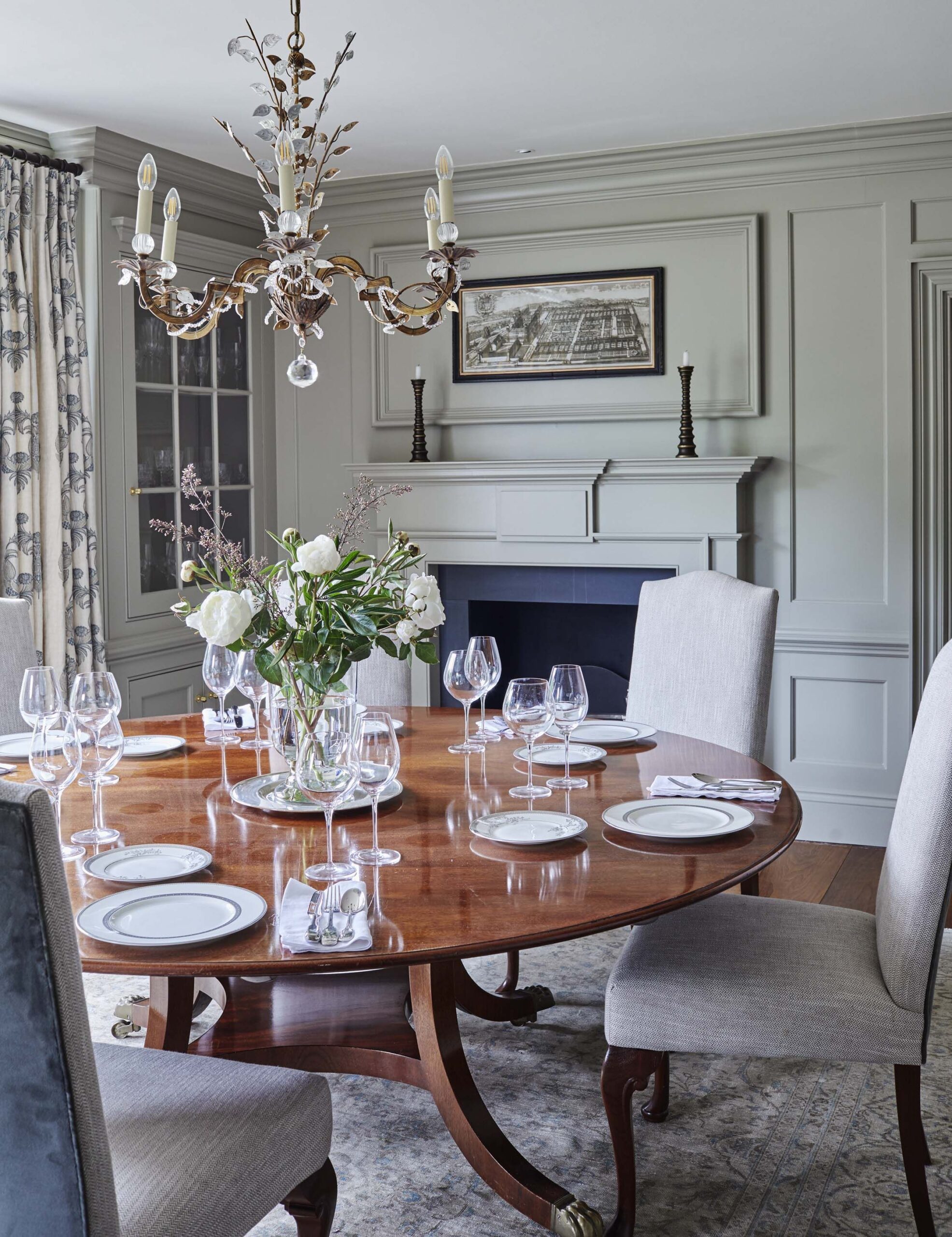 Round Dining Room Tables: A Timeless
Design Choice