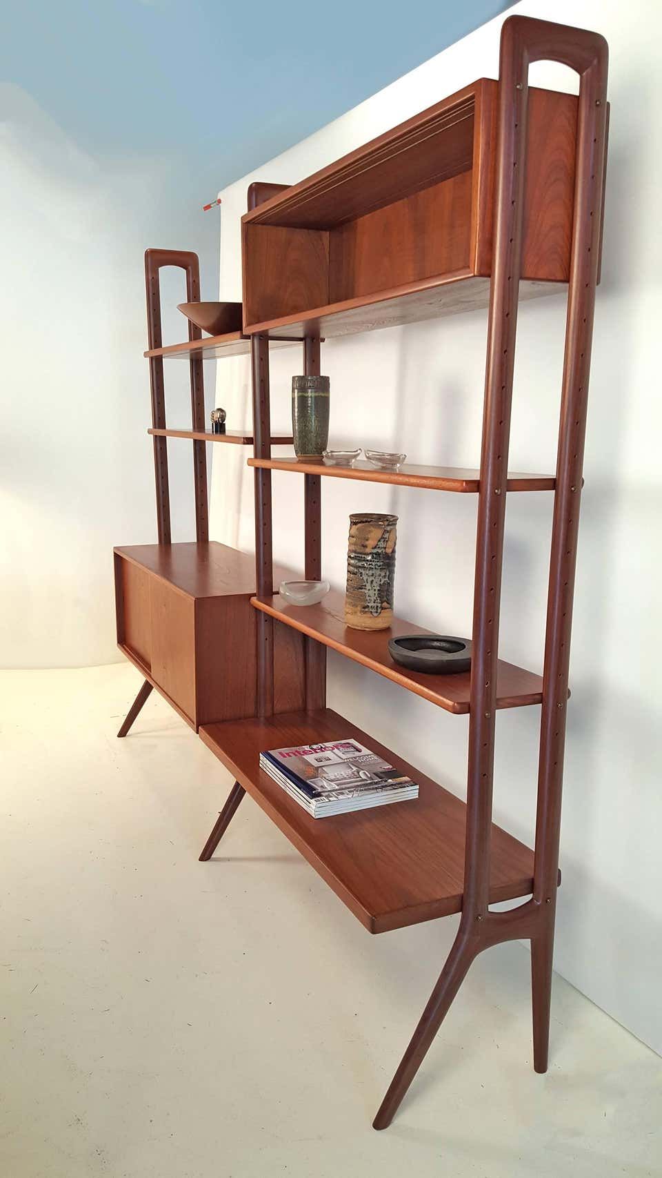 Choosing the Right Materials for Your
Modern Bookshelf