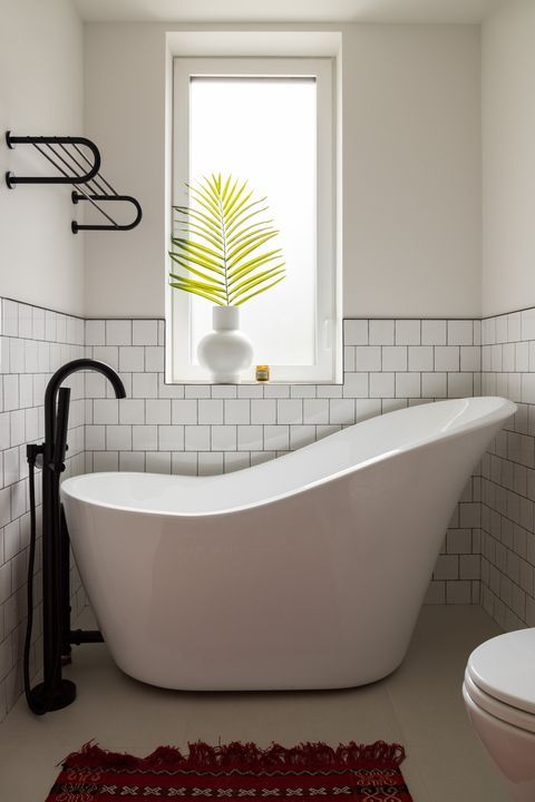 Efficient Small Bathroom Design:
Incorporating a Bathtub and Shower