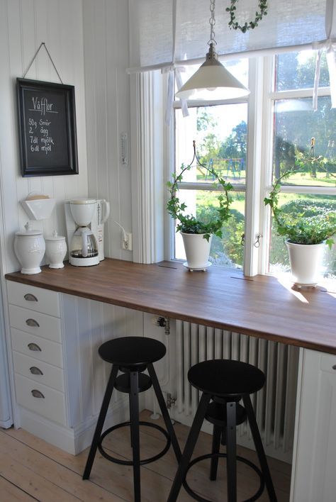 Maximizing Efficiency: Breakfast Bar
Tables with Storage Solutions