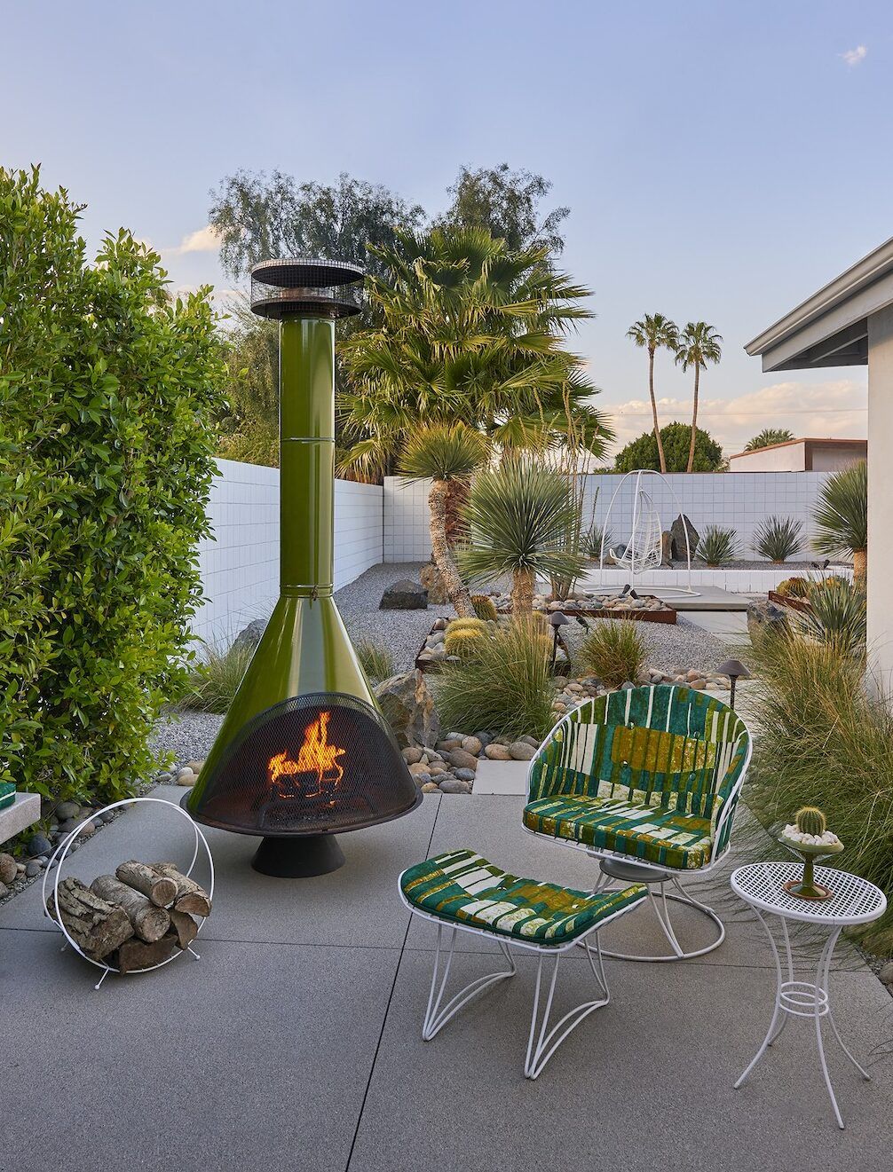 The Ultimate Guide to Designing Your
Outdoor Fireplace