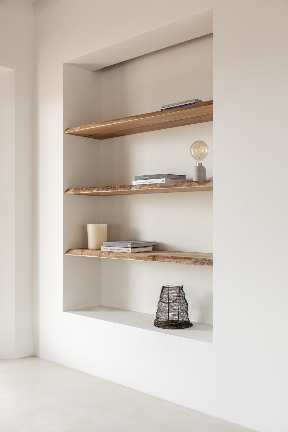 Top Tips for Styling Wooden Shelves in
Your Home