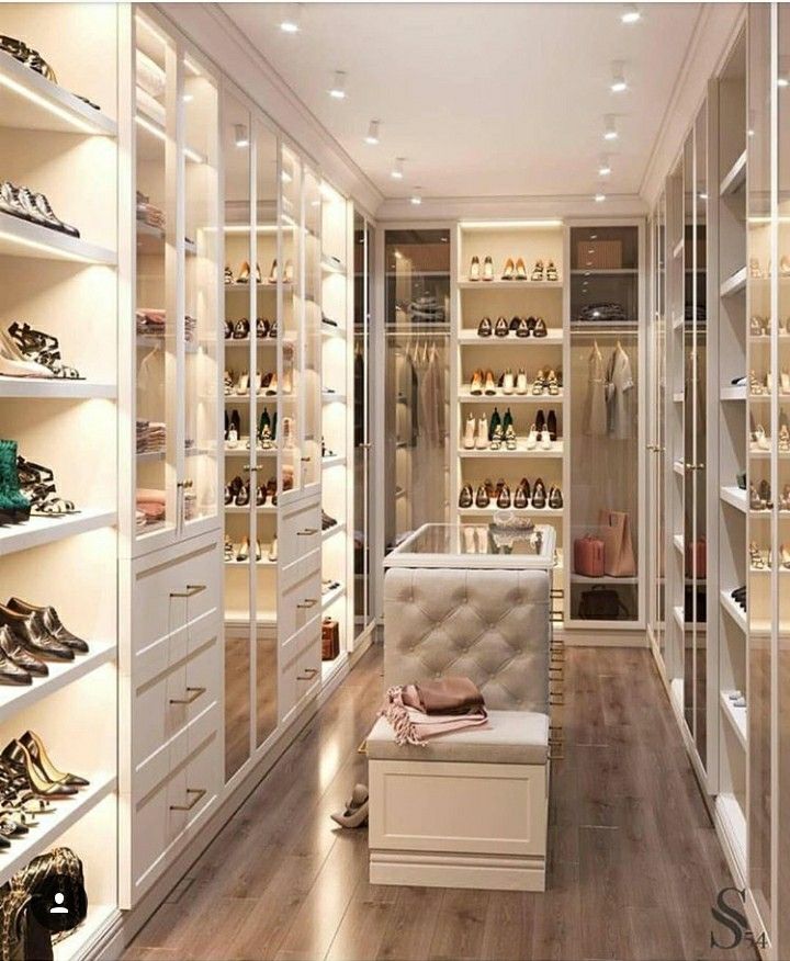 The Ultimate Guide to Designing Your
Dream Walk-In Closet