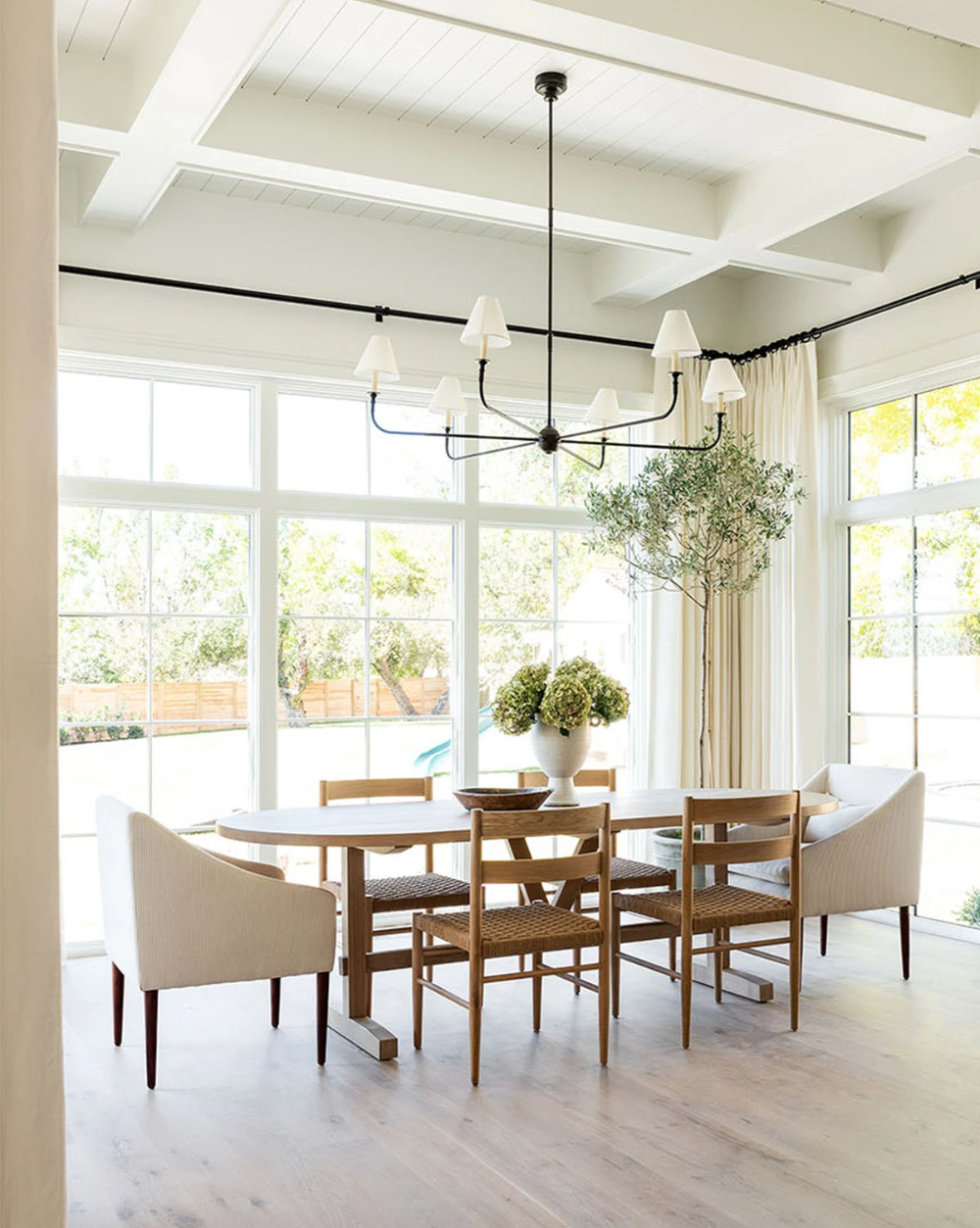 Making a Statement: Oval Dining Tables
for Modern Living