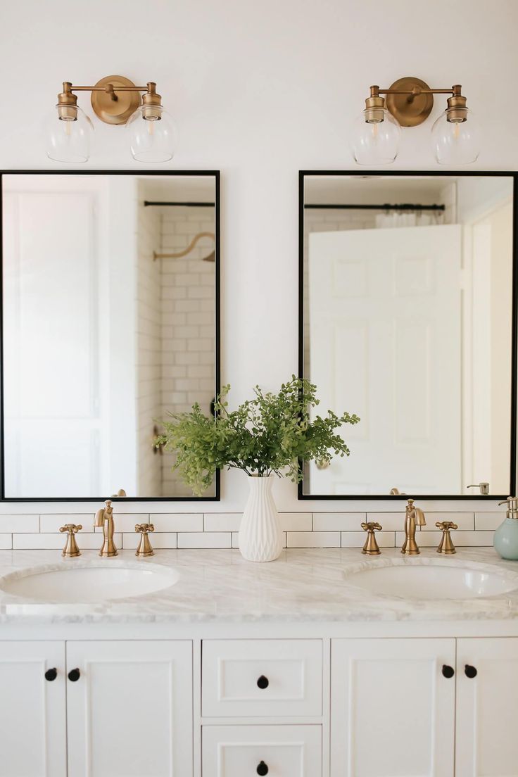 The Ultimate Guide to Choosing a White
Bathroom Vanity