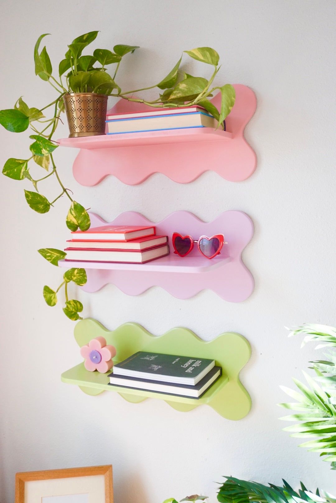 Creative Ways to Decorate with a Wall
Shelf