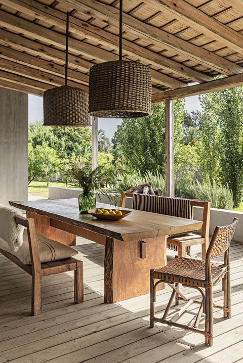 The Ultimate Guide to Choosing the
Perfect Outdoor Dining Table