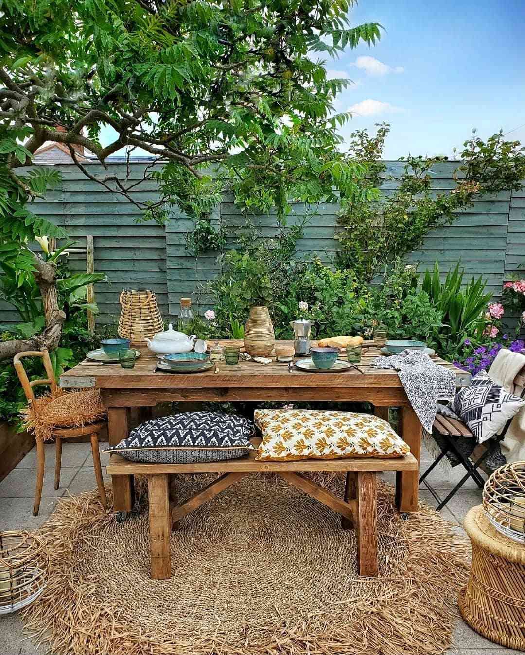 Creating Your Dream Outdoor Oasis with
the Right Furniture Set