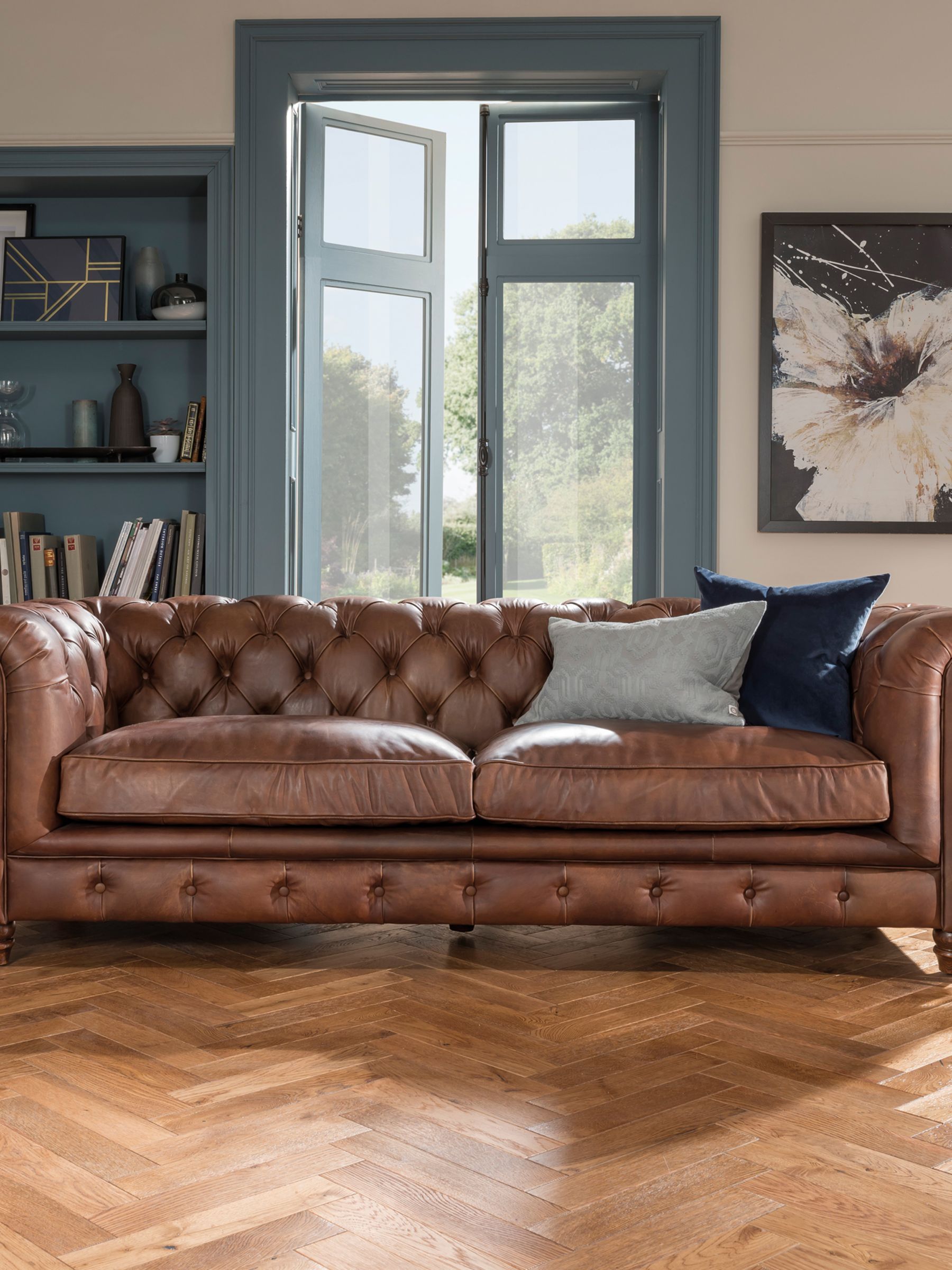 Decorating Tips for Pairing a
Chesterfield Sofa with Modern Furniture