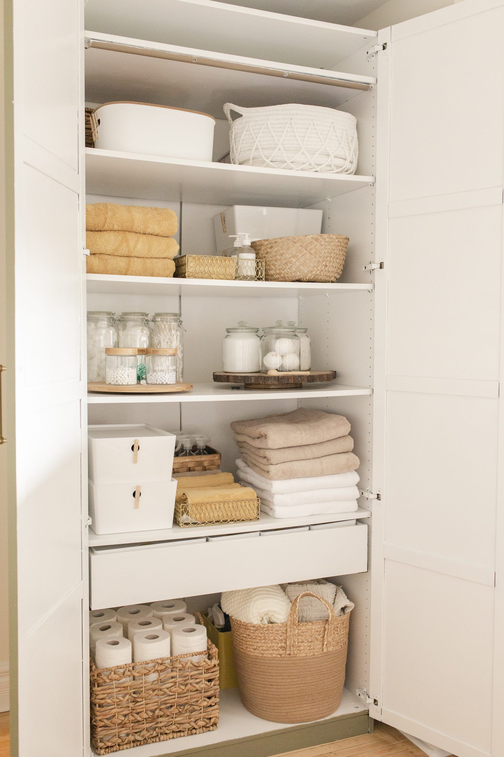 The Ultimate Guide to Organizing Your
Linen Closet