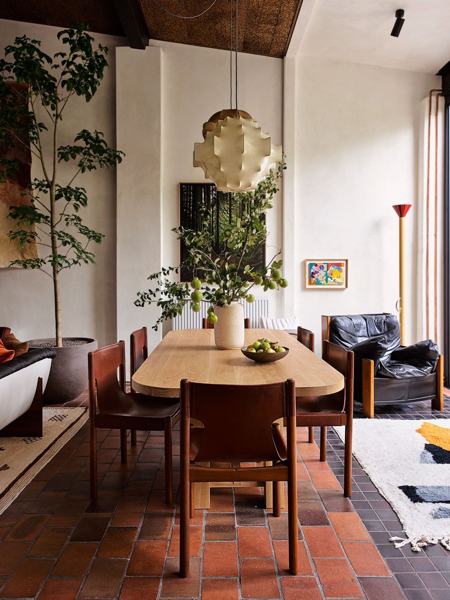 The Ultimate Guide to Decorating Your
Dining Room