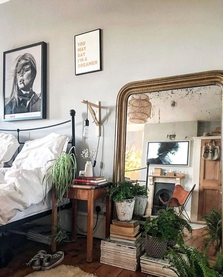 How to Choose the Perfect Bedroom Mirror
for Your Space