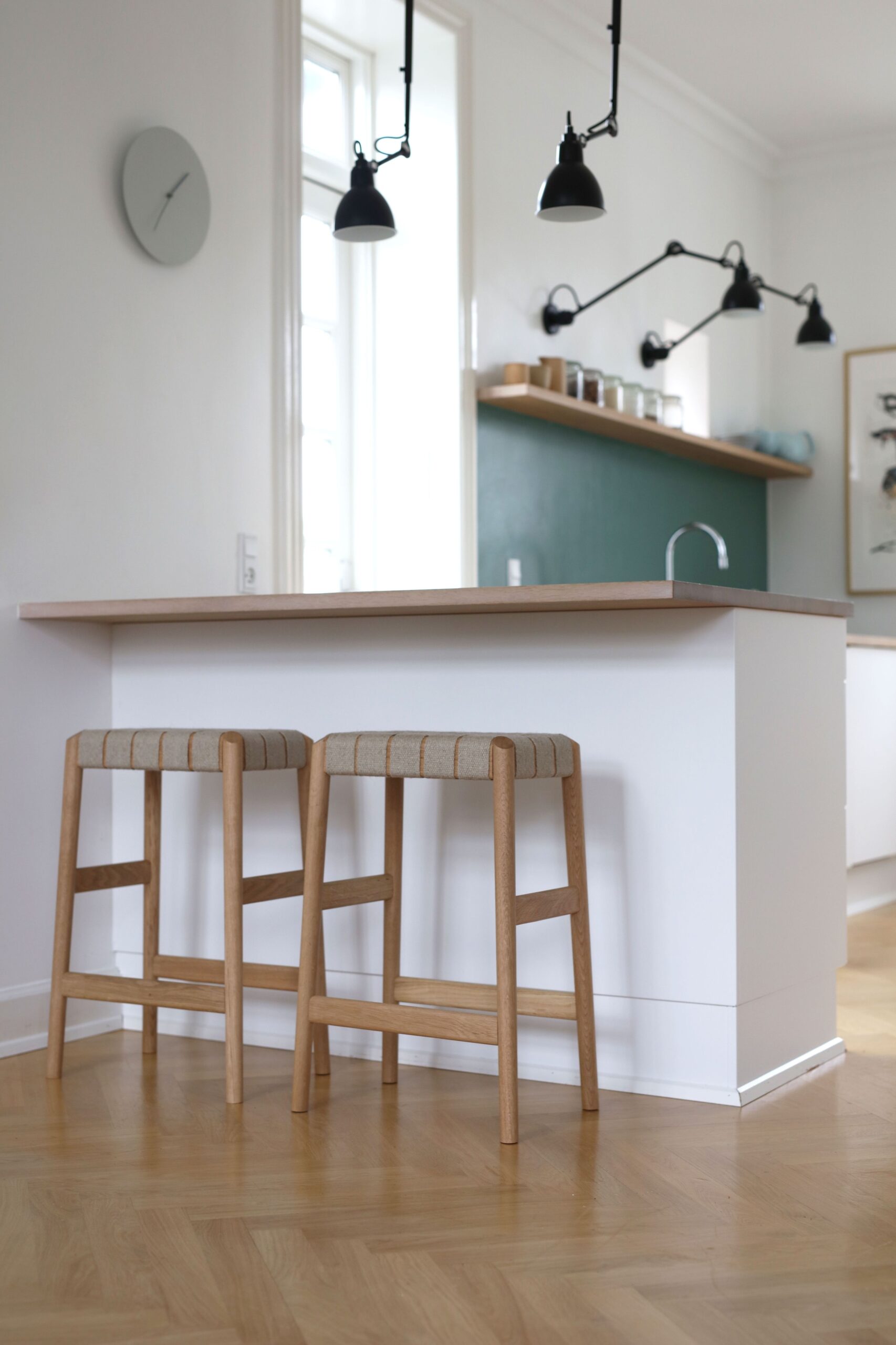 Choosing the Perfect Breakfast Bar Table
and Stools for Your Kitchen