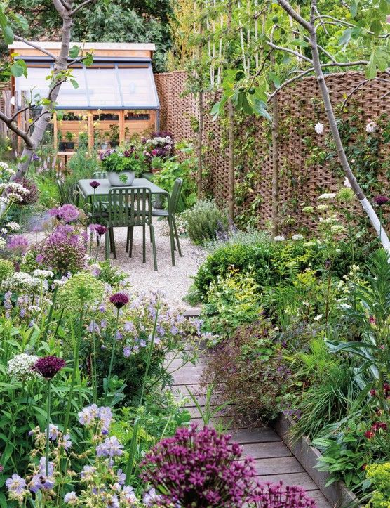 Creating a Stunning Small Garden Oasis:
Landscaping Tips and Ideas