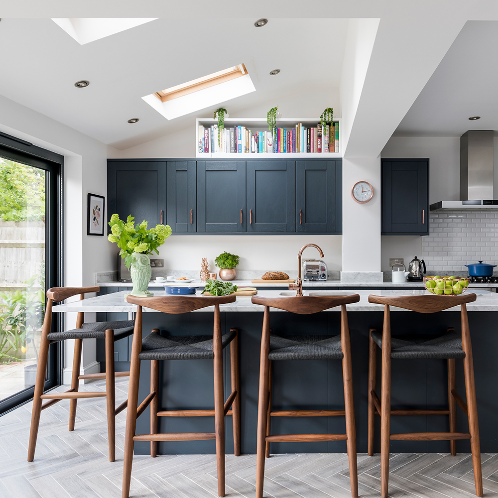 Creating Functional and Stylish Large
Kitchen Islands with Seating and Storage