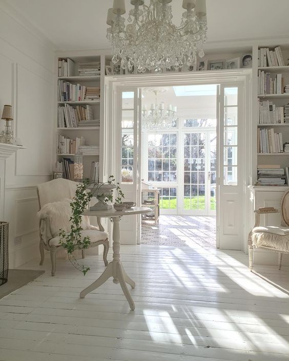 A Style Guide to Decorating with White
Bookcases