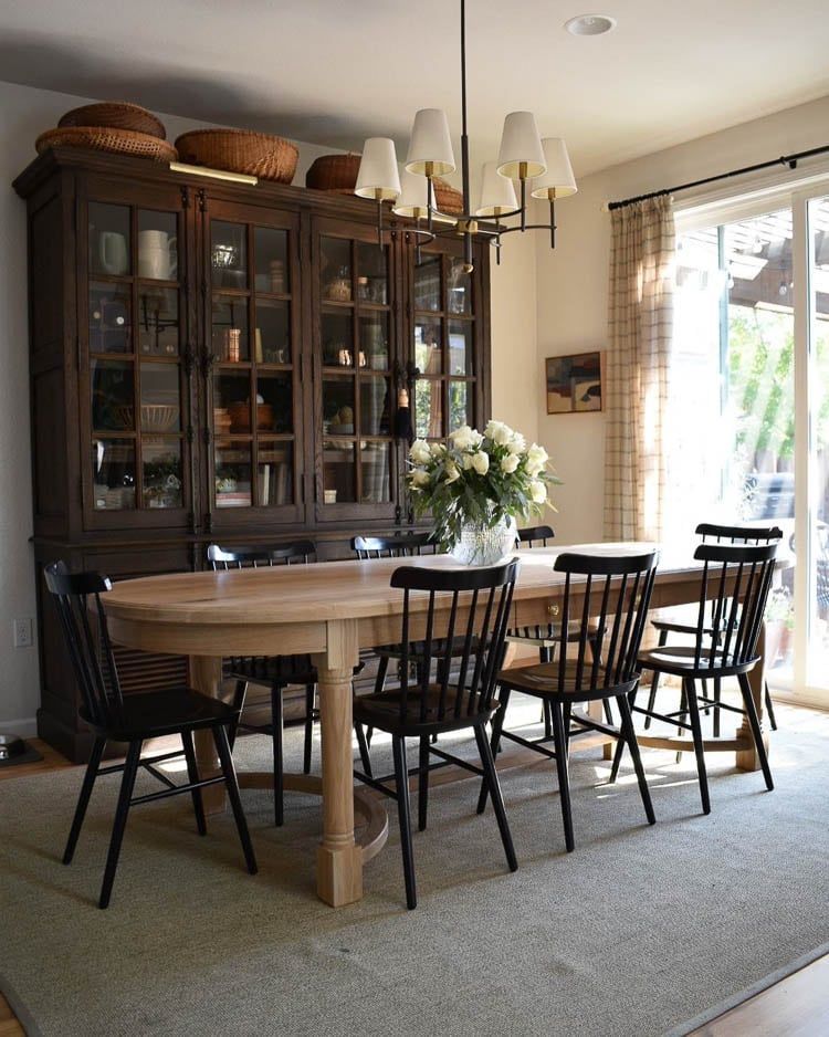 Timeless Elegance: Black Dining Room
Chairs That Make a Statement
