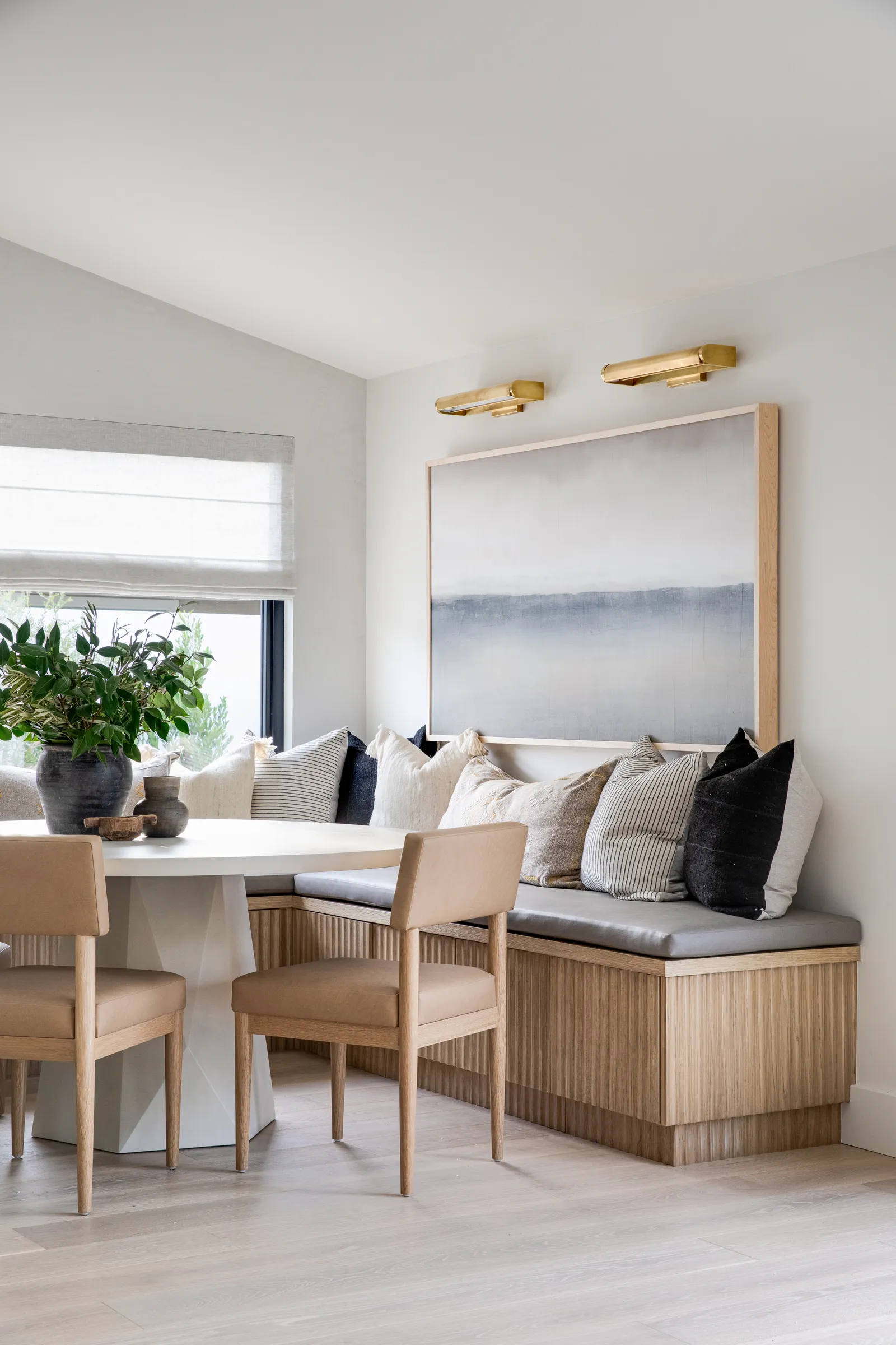 Timeless Elegance: Modern Dining Room
Furniture Trends