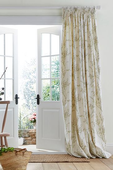 Choosing the Right Thermal Door Curtain
for Your Space