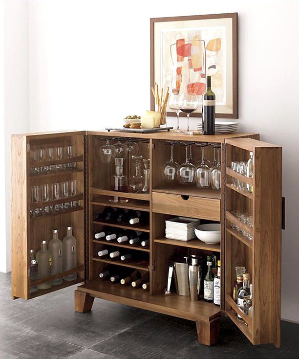 Hosting at Home: The Essentials for a
Perfect Home Bar