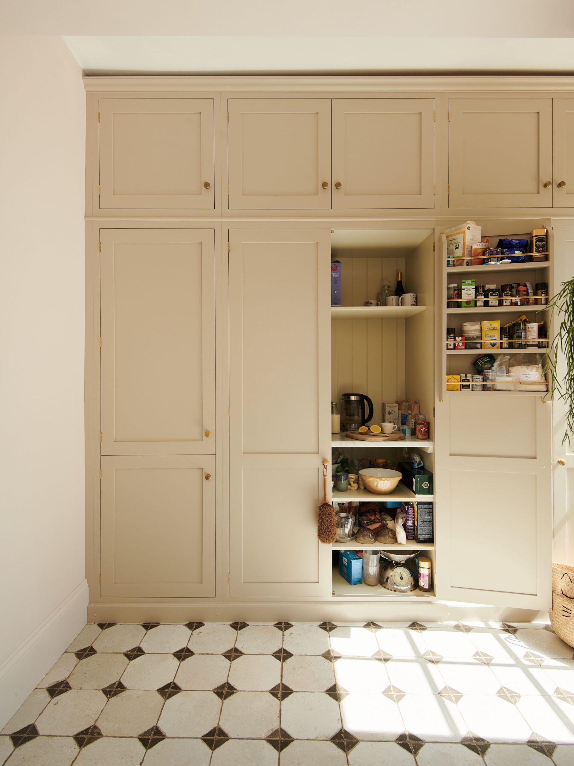 Updating Your Kitchen Cabinets with a
Fresh Coat of Paint