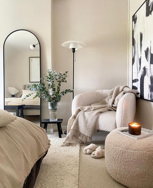 The Ultimate Guide to Choosing the
Perfect Bedroom Mirror