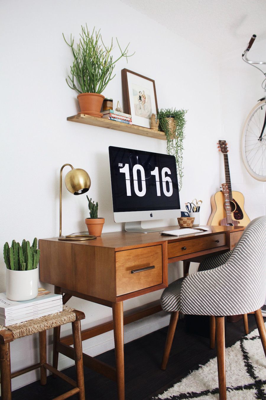 Maximizing Space: How to Choose the
Perfect Modern Desk for Your Workspace