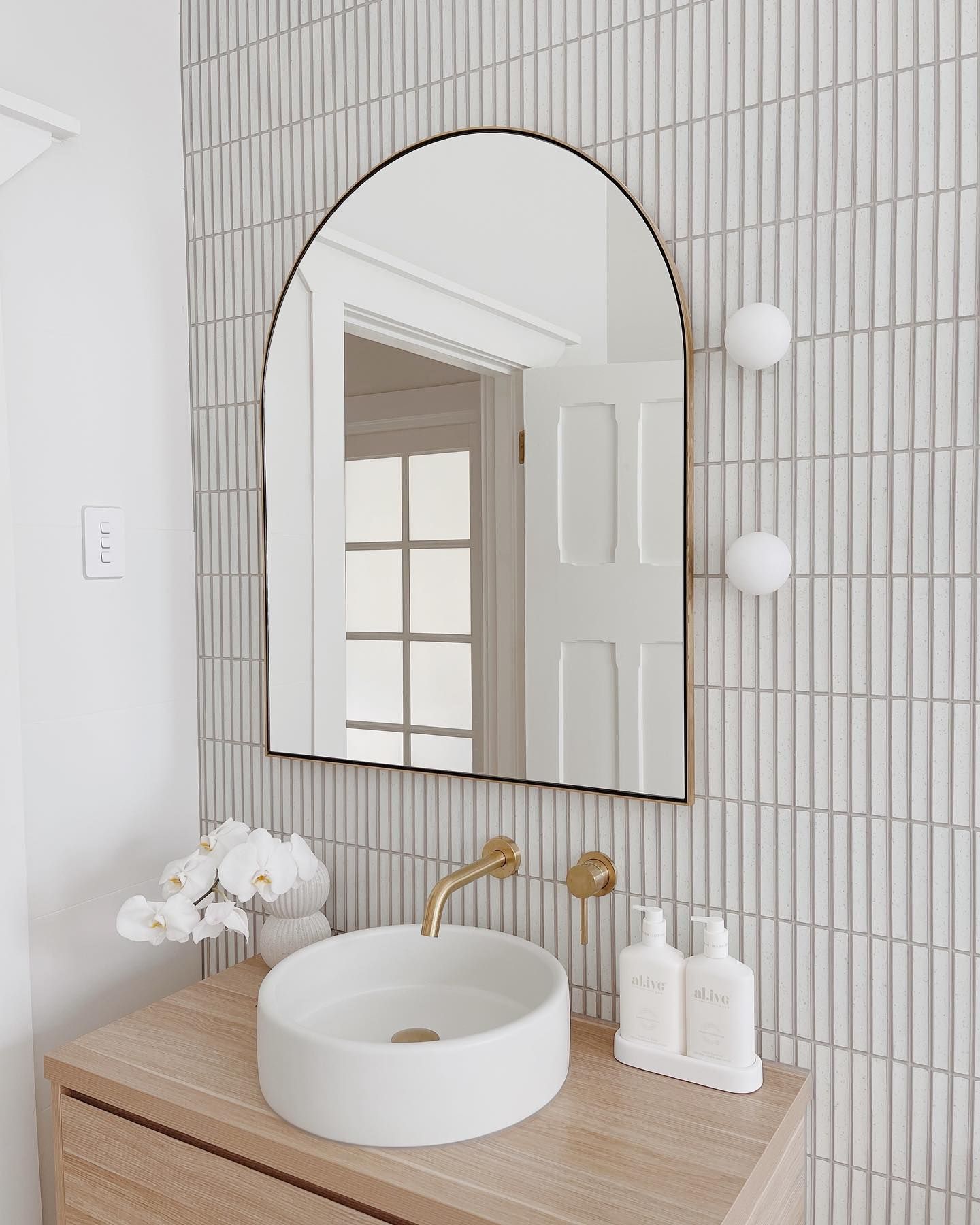 The Benefits of Bathroom Mirrors with
Integrated Lighting