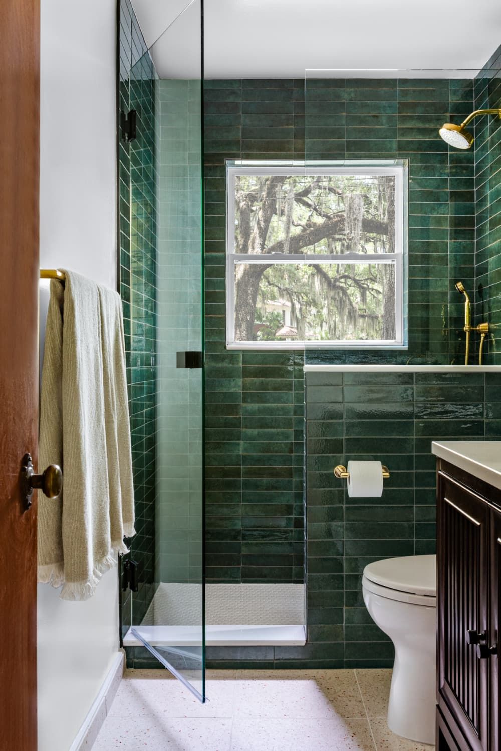 The Ultimate Guide to Walk-In Showers:
Pros and Cons