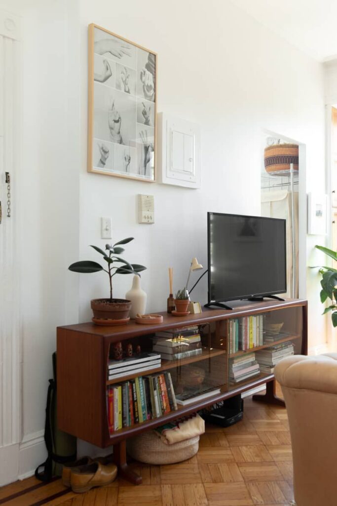 small-studio-apartment-furniture.jpg