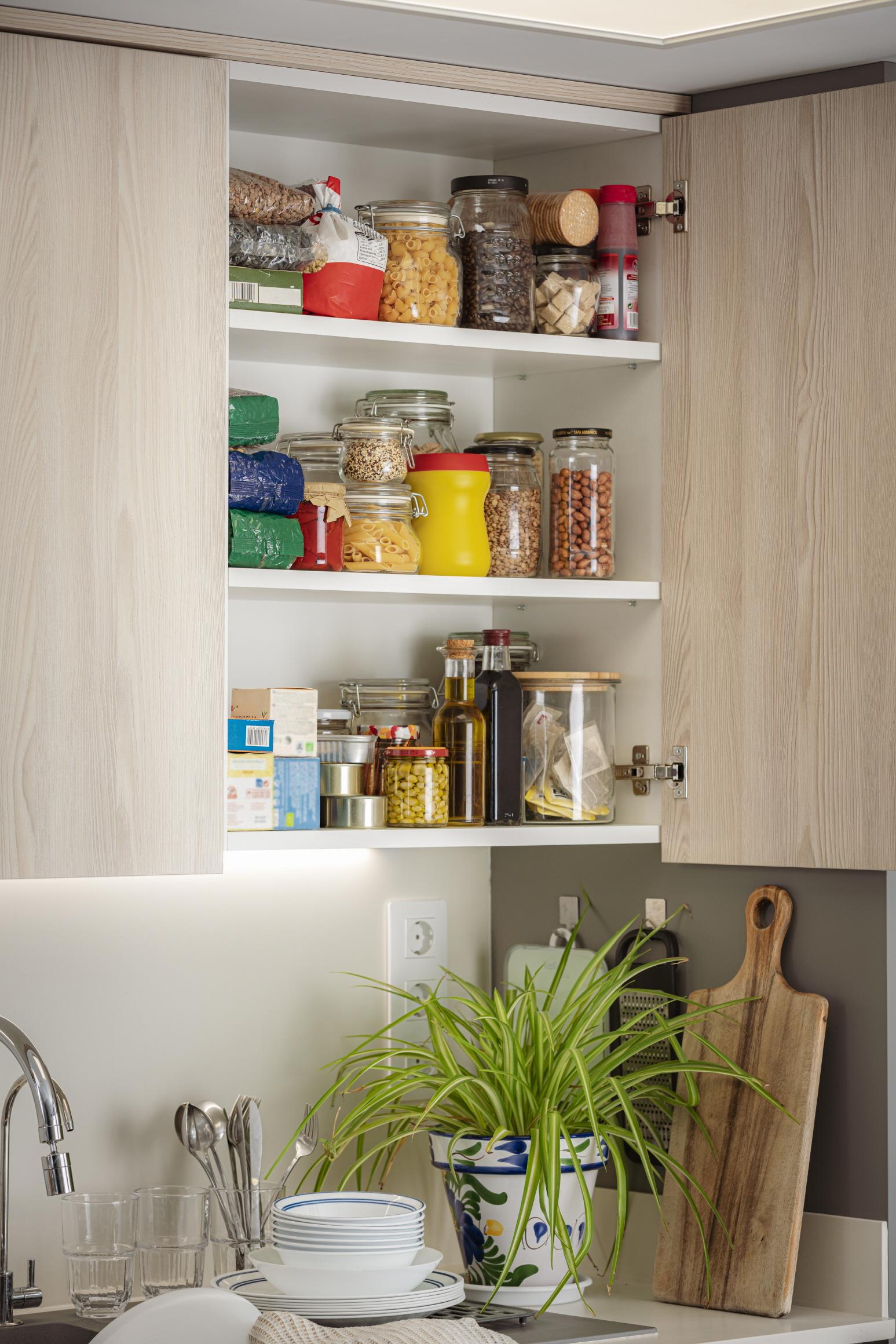 Create ‌a ‍pantry wall to optimize storage in your small kitchen