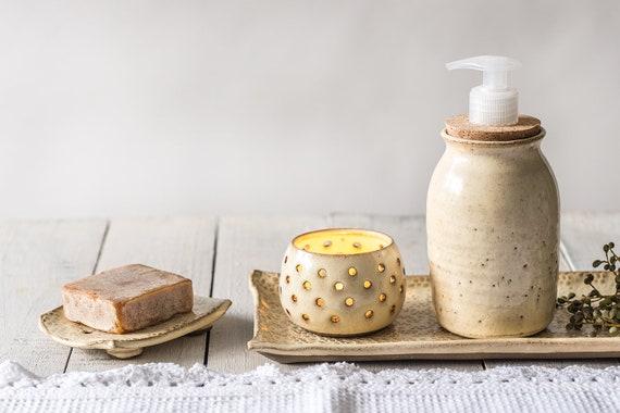 Handmade pottery ‌adds artisan charm to your‌ farmhouse bathroom decor