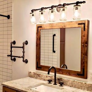 Vintage mirrors ​become statement pieces in​ your farmhouse bathroom