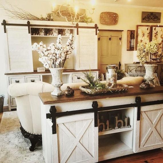 Use barn doors to save space and add rustic flair in your ‌small kitchen