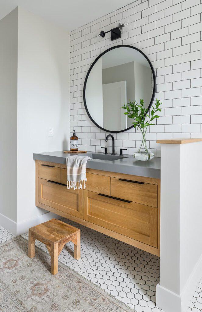 Hexagonal tiles offer a modern ⁤twist to your farmhouse bathroom floor