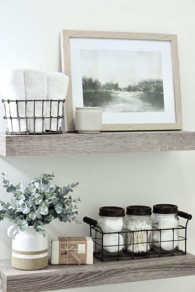 Open ‍shelving displays farmhouse bathroom⁣ essentials with style