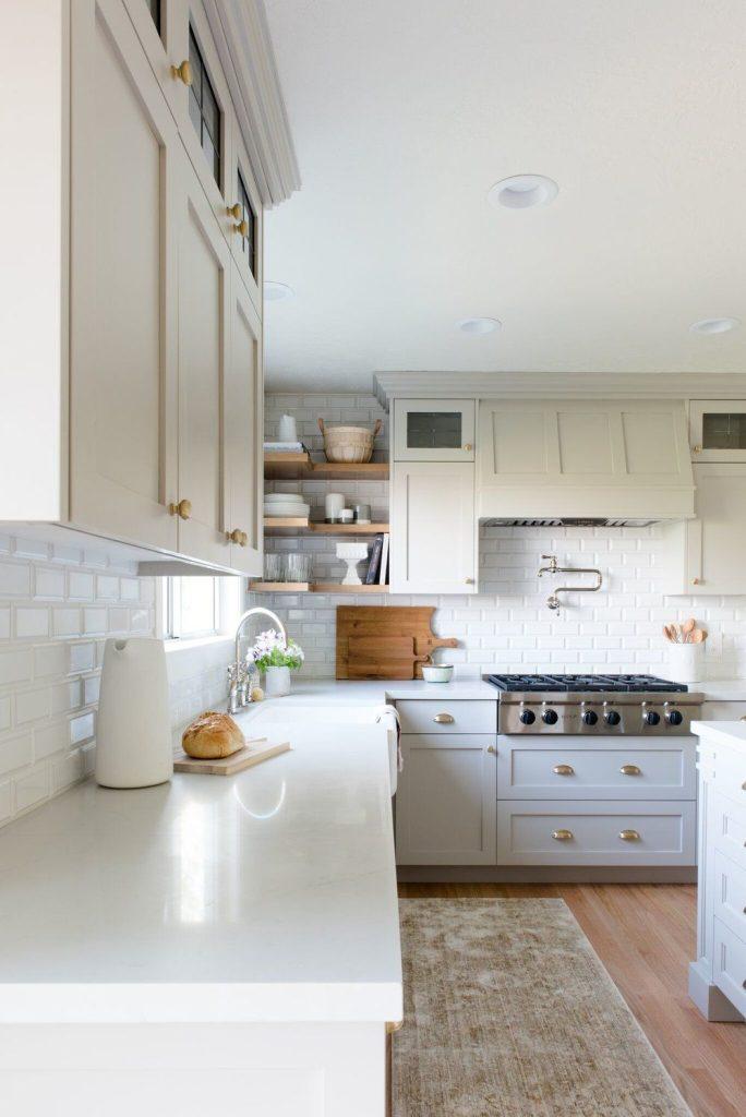 Select light colors⁤ for ‍a ‌brighter look in your small⁢ kitchen