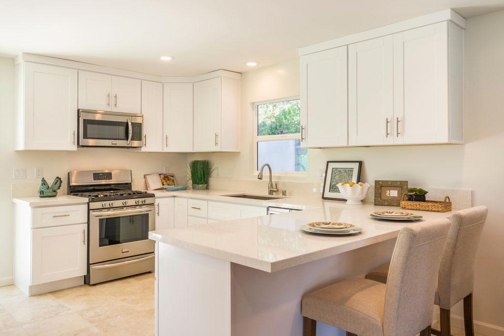 Keep⁣ a clean countertop⁣ for‍ a spacious feel in your small kitchen