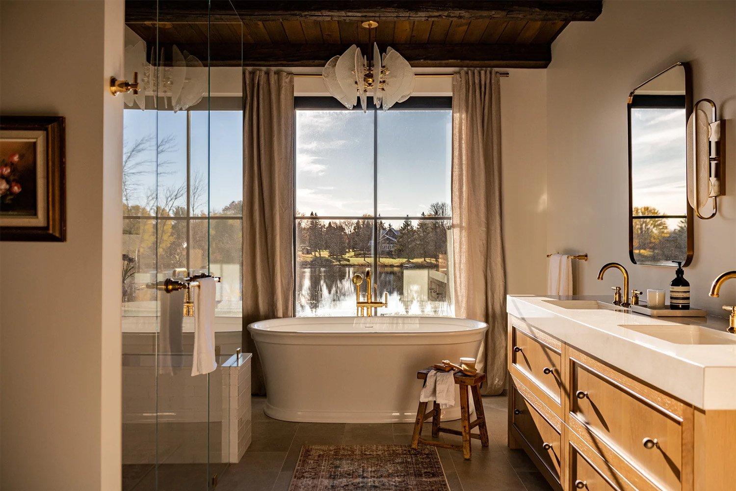 Large ⁤windows​ connect⁣ your farmhouse bathroom to nature outside