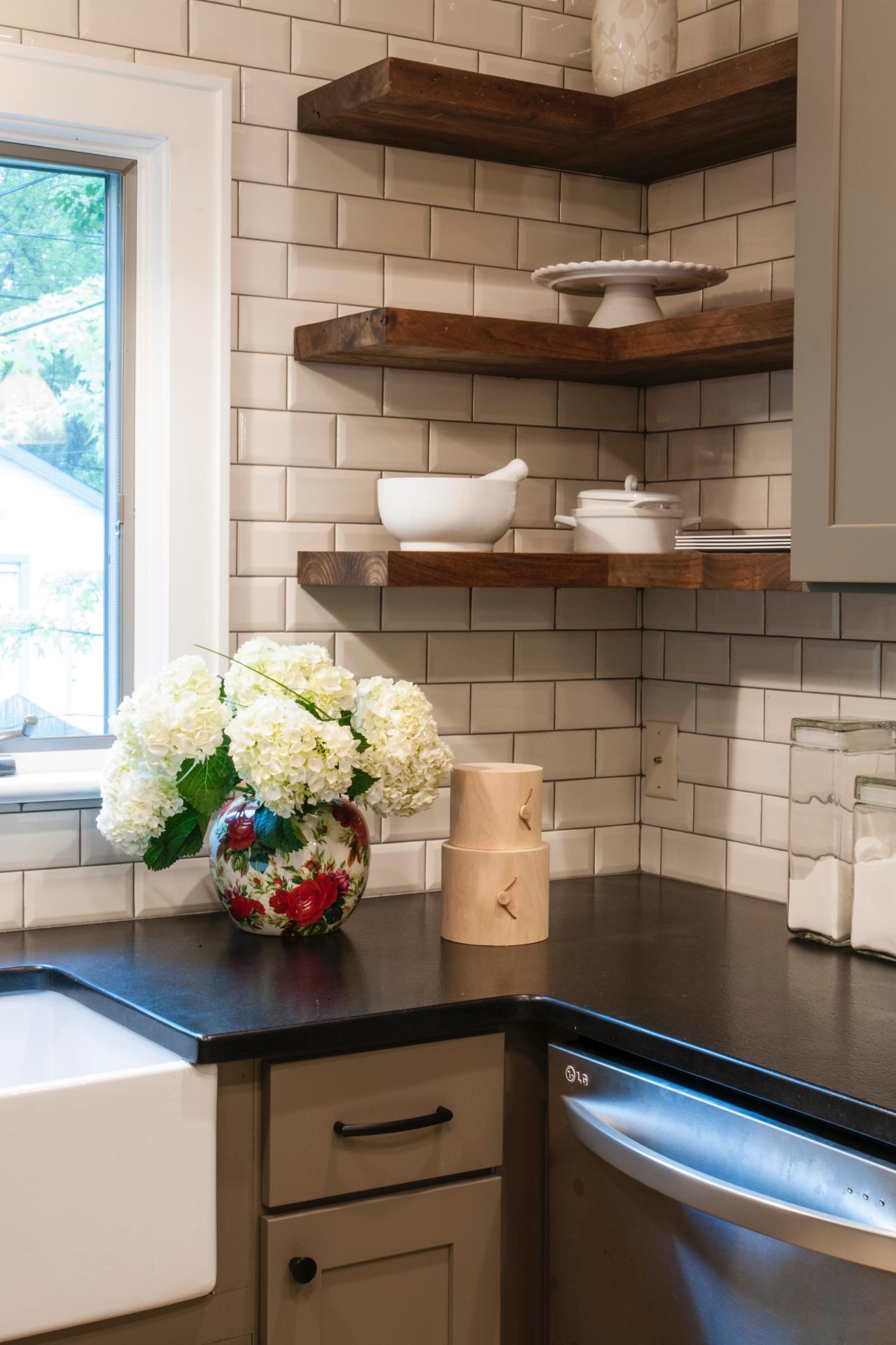 Incorporate corner shelves to⁢ utilize every inch in your‌ small kitchen