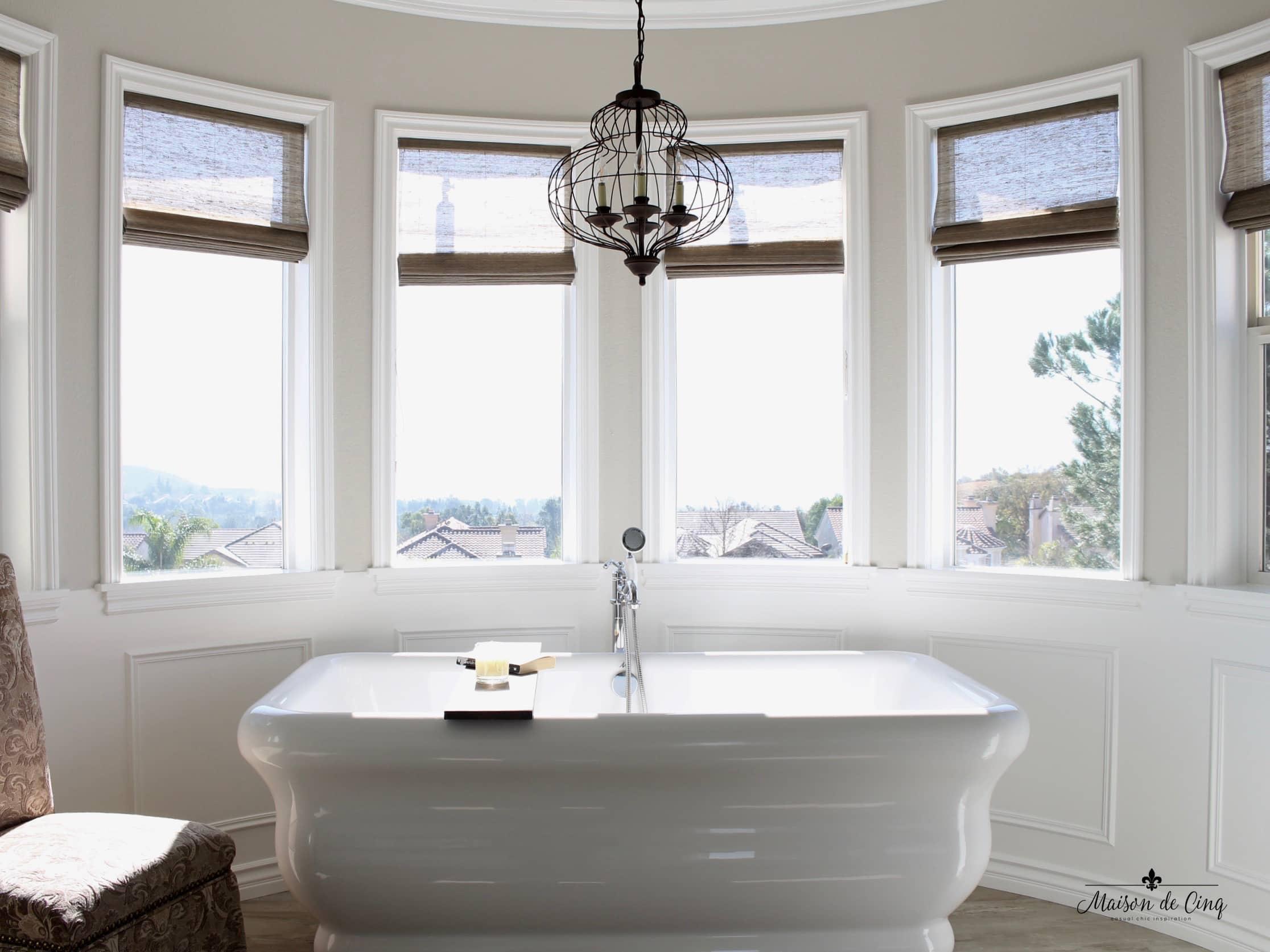 A freestanding ⁢tub creates a ⁤luxurious focal‍ point in ⁢your ⁣farmhouse bathroom